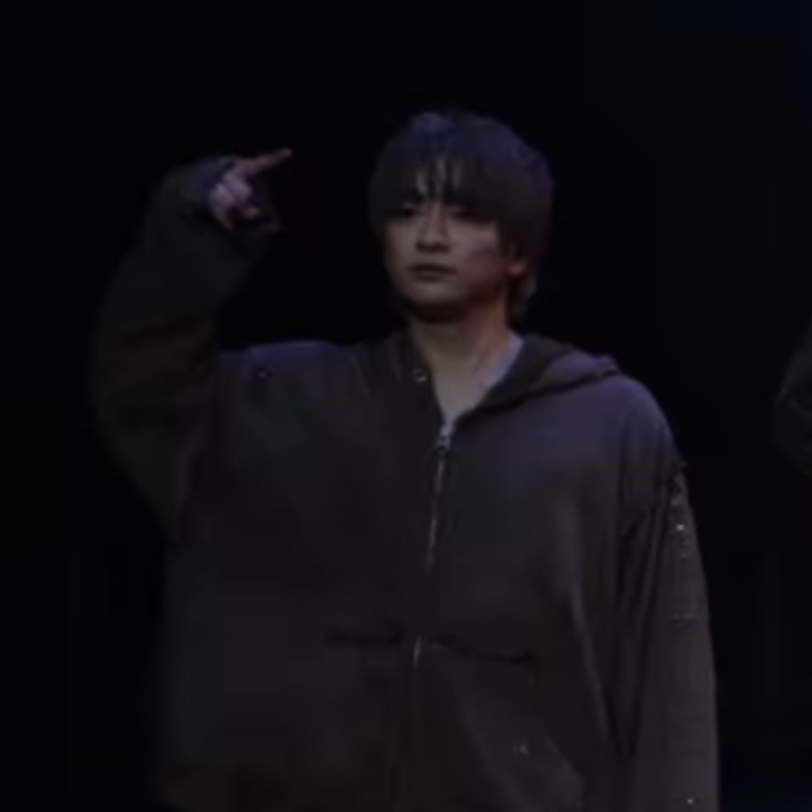 azu_ymd's tweet photo. 山田さんのソロ曲にダンプラにしれっと登場する知念侑李さん⬅️これだからやまちねは https://t.co/rY5kfIdZxE