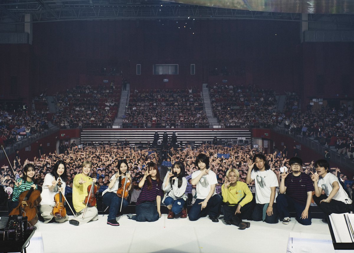 lilastaff_'s tweet photo. #幾田りらLaughTour
ソウル・オリンピックホール 올림픽공원 올림픽홀 Day 1 🚢

最高の時間をありがとうございました‼︎ 캄사함니다 ❤️‍🔥
皆さんの歌声が聴けてとても嬉しかったです💭

そしてゲストで出演いただいたZICOさん、最高のステージをありがとうございました🕺
再びのDUET Mode… 楽しかったです☺︎

〈Band〉
Ba. 森光奏太 @sota_dawgss
Gt. 坂本遥 
Gt. 竹之内一彌 @kazuyandrix
Key. Hiromu @kotetu1660
Dr. 伊吹文裕 @fumihiro_ibuki
Cho. おかのやともか @tokanoya
1st Vl. 亀井友莉 @LilyKamayer 
2nd Vl. 城元絢花 @ayakajomoto
Va. 島内晶子 @akko78music 
Vc. 稲本有彩 @CelloArisa

photo by Siyoung Song