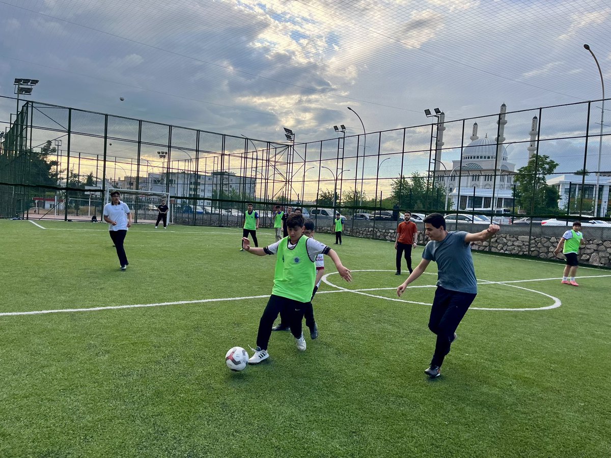 BatmanIcathane's tweet photo. Teknoloji üreten gençler bu kez sahada ter döktü! ⚽🔥

Lise Robotik Kodlama ve Endüstriyel Tasarım sınıflarımızın kardeşlik maçında centilmenlik, takım ruhu ve dostluk ön plandaydı.

Birlikte öğrenen gençler, birlikte güçlenmeye devam ediyor. 🚀 https://t.co/SfBFmrvdWE