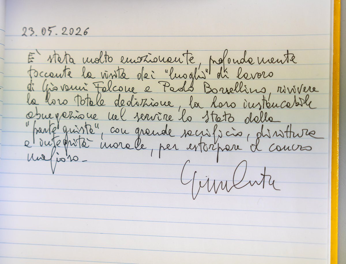 GiuseppeConteIT's tweet photo. "Quando ci chiudevamo qui con Falcone avevamo la nostra piccola oasi per lottare contro la mafia". Questa mattina ho provato una profonda emozione ascoltando  le testimonianze di chi c'era qui fra le stanze del "bunkerino" del Tribunale di Palermo in cui Giovanni Falcone  con Paolo Borsellino si batteva con tutte le sue energie morali e fisiche per sconfiggere la mafia.

Non hanno ucciso le idee di Falcone il 23 maggio del '92, non hanno ucciso il valore e l'impegno di Francesca Morvillo, degli agenti della scorta Vito Schifani, Rocco Dicillo e Antonio Montinaro.

Dobbiamo coltivare la speranza e dare il massimo per seguire l'esempio, battendoci insime ai campioni antimafia che abbiamo portato in Parlamento.

Dobbiamo tornare al Governo per spazzare via le norme con cui hanno spuntato le armi alla giustizia contro mafie e corruzione.