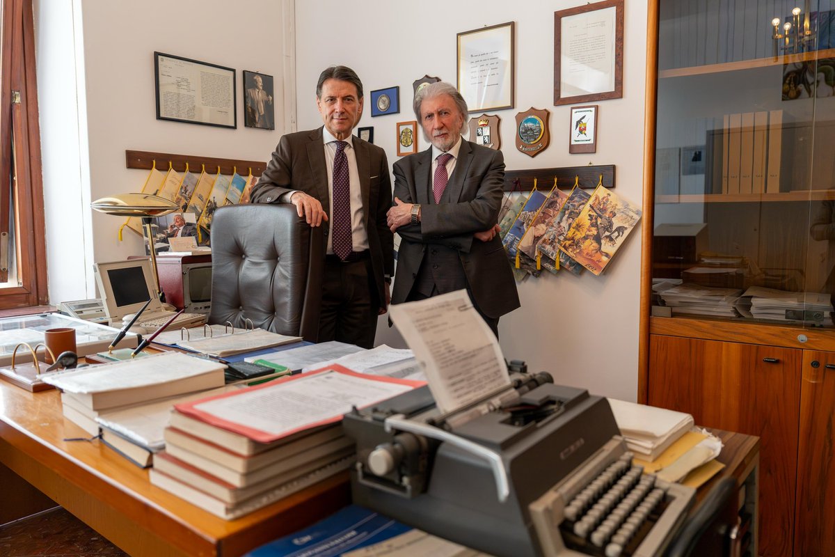 GiuseppeConteIT's tweet photo. "Quando ci chiudevamo qui con Falcone avevamo la nostra piccola oasi per lottare contro la mafia". Questa mattina ho provato una profonda emozione ascoltando  le testimonianze di chi c'era qui fra le stanze del "bunkerino" del Tribunale di Palermo in cui Giovanni Falcone  con Paolo Borsellino si batteva con tutte le sue energie morali e fisiche per sconfiggere la mafia.

Non hanno ucciso le idee di Falcone il 23 maggio del '92, non hanno ucciso il valore e l'impegno di Francesca Morvillo, degli agenti della scorta Vito Schifani, Rocco Dicillo e Antonio Montinaro.

Dobbiamo coltivare la speranza e dare il massimo per seguire l'esempio, battendoci insime ai campioni antimafia che abbiamo portato in Parlamento.

Dobbiamo tornare al Governo per spazzare via le norme con cui hanno spuntato le armi alla giustizia contro mafie e corruzione.