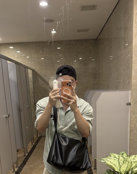 QuocThiensof2's tweet photo. Bí content quá ae , gợi ý 1 vài chủ đề cho mình với😆😆😆 
Cuối tuần Vincom đông vui quá, kẹt phà 1 tolet 2,3 người dùng chung 🫣🫣🫣🫣 
@QuocThiensof2 
#CầnThơ 
#HậuGiang 
#VĩnhLong https://t.co/aMV7Z0ws8I