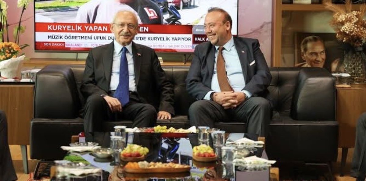 ErkAcarerTV's tweet photo. Kayyum Özel’i kutladı. Baş kayyum,Çerçioğlu,Köksal,Yalım’ın kendi hediyesi  olduğunu unuttu ‘arınma’ dedi.Analiz şelaleleri formül,uzlaşma diye halkı oyalamaya başladı.Şimdi, 2.5 mlyn mühürsüz oya gık demeyen adam iç hesaplaşma ile iktidar olacak.Bu rezil oyunun mezesi olmayın! https://t.co/ApcB0XMwYQ