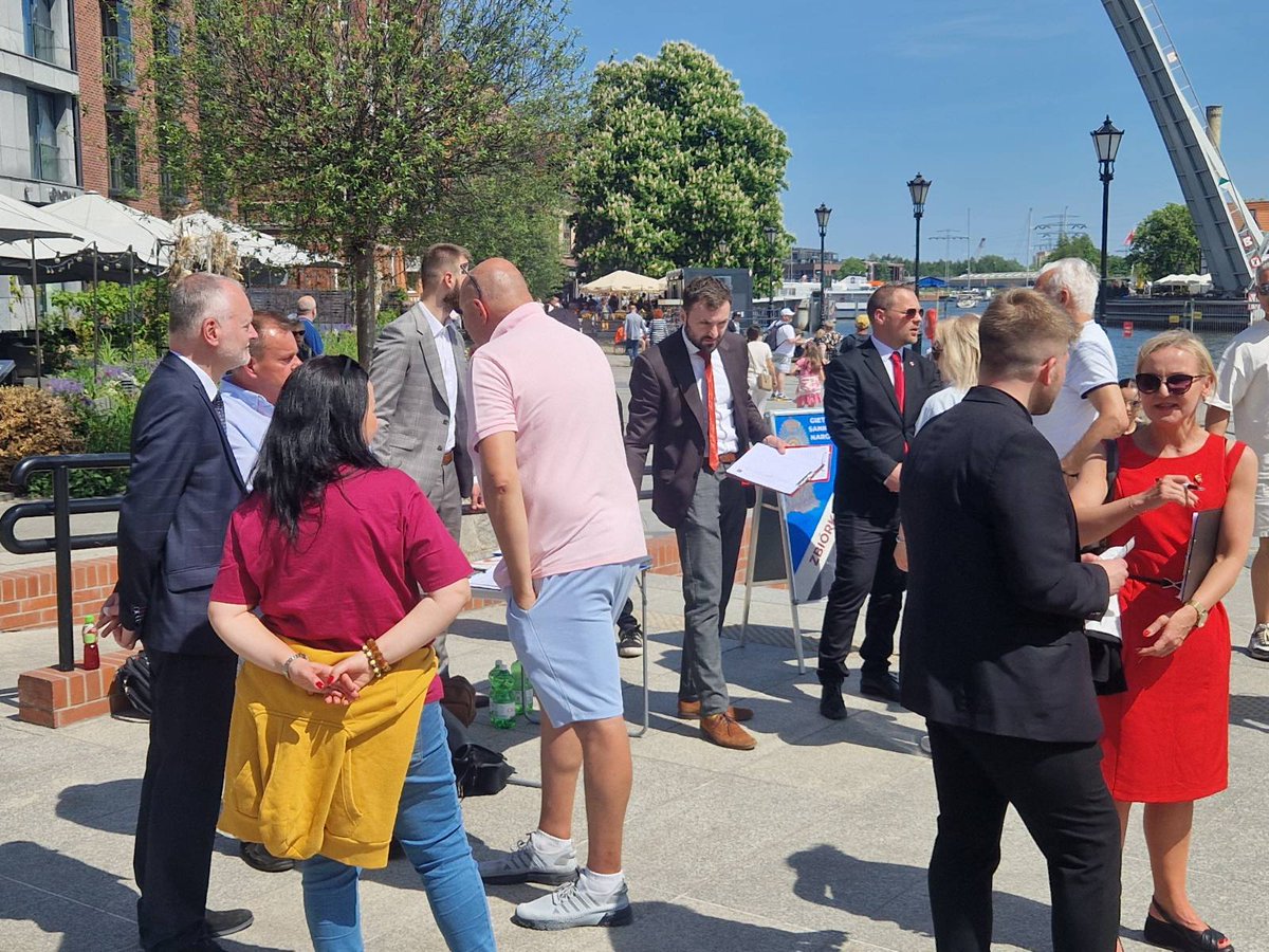 KoronaGdansk's tweet photo. Trwa Majówka bez KSeF w Gdańsku organizowana przez #KoronaGdańsk oraz @FundacjaPrawicy
Wiele budujących rozmów ale przede wszystkim owocnych. Wiele zebranych podpisów pod projektem ustawy mającej zatrzymać działanie KSeF.
#PolskiBiznes #MajówkaBezKSeF
#StopKSeF https://t.co/GPKNqz9Ik0