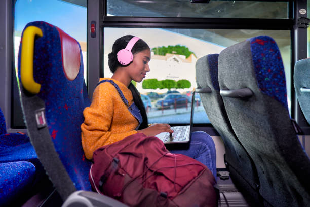 AutocaresSamar's tweet photo. Cómo funciona los autobuses con wifi👇

La señal llega a los transmisores y es enviada a los routers que son los responsables de redireccionar la señal.✔

Los autobuses reciben las señales de los transmisores más cercanos por cada kilómetro y la redirigen.✔

¿Te gusta?😊 https://t.co/zjx0pIQC4G