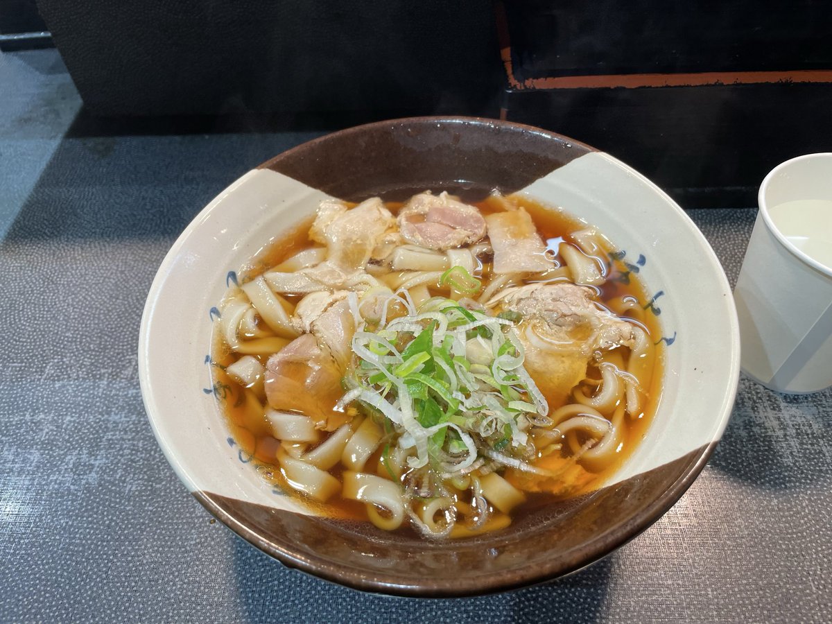 kanshakando's tweet photo. 桃羽ちゃん、きしめんチャレンジ成功したかな⁇
スマヲタならこだわるところだけど、新大阪方面のホームで食すのが、あやちょ時代からのメンバー伝統⁉︎なのよね。
受け継がれてはいないだろうなー🧐

#アンジュルム
#長野桃羽 https://t.co/90nabUt9zg