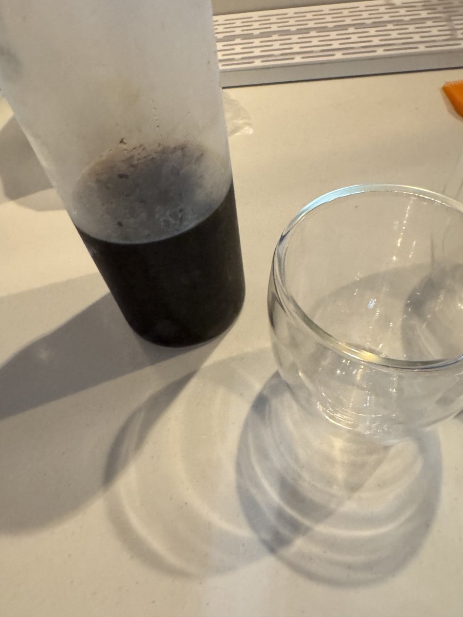 wmstunt's tweet photo. 自分で挽いた豆で作った水出しコーヒーと一緒にびえみさん、おもちさんのお土産いただきます٩(ˊᗜˋ*)و https://t.co/XVTWsB0oiN