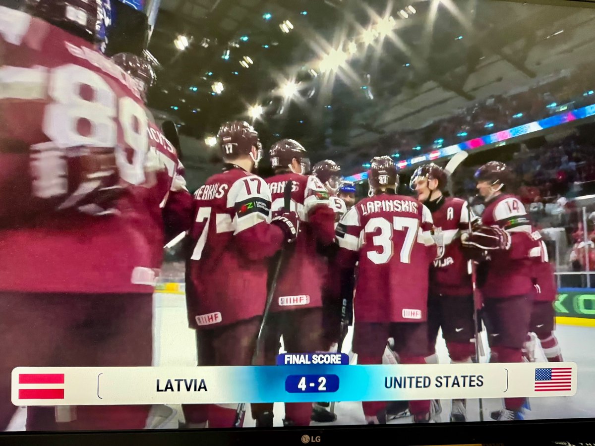 Eisans's tweet photo. Uzvara!
 Latvijas himna. 
Visa arēna dzied! https://t.co/b9dgWx3GkY