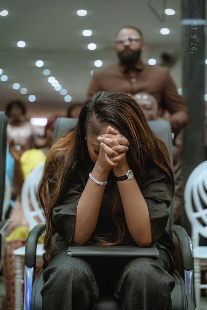 GraceKutino's tweet photo. « Devant Ton trône de gloire J’écris ma petite histoire
À l’encre de mes larmes Dans la joie de mon âme
Tu me révèles ton plan Seigneur Dans le conseil de Ta grandeur … Seigneur, je Te dis merci » https://t.co/okV1yxwV7h