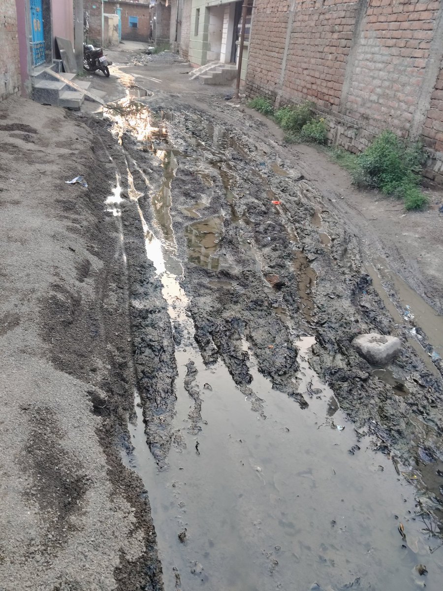 ayush_kumar_40's tweet photo. Ye new road hai kuch month pahile bnaya gya tha or nali v sab Tut gya or sab Ghar ka nali road pe behta hai public ko bhut paresani ho rhi hai @HemantSorenJMM  ye mirzachauki Mahadevwaran ( jharkhand) ka road hai mukhiya lalita devi @JharkhandCMO @dc_sahibganj rasta sahi kre plz. https://t.co/8cRVsbbbY4