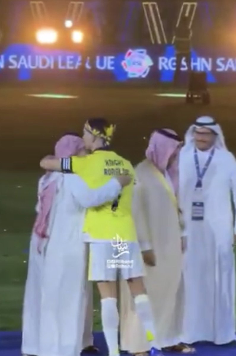 leEN70_'s tweet photo. كانت القبلة على شعار النصر عندهم “وفاء وانتماء وقيمة عظيمة” 🤍

طيب تقبيل رأس المسحل… كان شكرًا على ماذا؟‼️‼️⁉️

أم أنها عفوية وما لها معنى أو قيمة؟ 😅

إذا كانت عادية، فهي مثل تقبيل التيشيرت بالضبط.

قبلة بلا قيمه ⚖️

 #دوري_جبر_الخواطر
#دوري_جورجينا https://t.co/WyRAsZeQIk