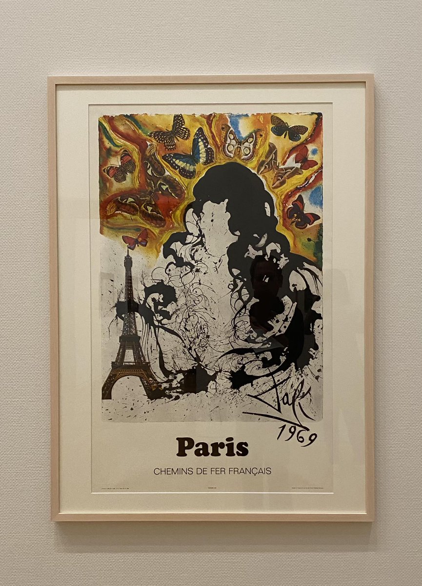 サルバドール・ダリのフランス国鉄のポスター。 高校時代、背伸びをし