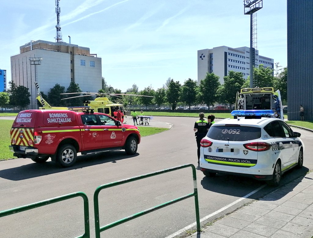 gorka581's tweet photo. Apoyo de medios de Vitoria-Gasteiz  🚑 @osakidetzaEJGV @eus_tes  🚒 @Bomberos_VG y 🚓 @VG_Policia al helicóptero HEMS «Galeno» de La Rioja @riojasalud @PegasusAeroG en un traslado por emergencia médica hasta HUA Txagorritxu

Pronta recuperación al paciente afectado https://t.co/9TmDkOR3rv
