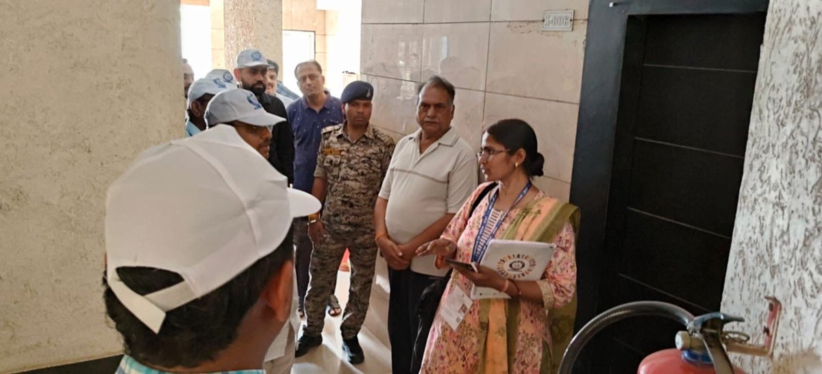 dco_mp's tweet photo. मध्य प्रदेश के जनगणना निदेशक श्री संजीव श्रीवास्तव द्वारा दिनांक 21-05-2026 को ग्वालियर जिले में जनगणना 2027 के प्रथम चरण-मकानसूचीकरण एवं मकानों की गणना के कार्य का फील्ड निरीक्षण किया गया । जिला जनगणना अधिकारी एवं संबंधित अधिकारियों के साथ ग्वालियर जिले के तहसील घाटीगांव के ग्राम नयागांव एवं नगर निगम ग्वालियर के जनगणना अधिकारियों, अपर आयुक्त, उपायुक्त एवं जोनल चार्ज अधिकारियों के साथ ग्वालियर नगरीय क्षेत्र के वार्ड क्रमांक 60 में पहुंचकर निरीक्षण किया गया। निरीक्षण एवं भ्रमण के दौरान प्रगणक द्वारा किए जा रहे फील्ड कार्य, नज़री नक्शा, मकान नंबरिंग तथा HLO ऐप पर कार्य प्रगति का अवलोकन किया गया । साथ ही, डिजिटल माध्यम से जानकारी संकलन की समीक्षा कर जनगणना कार्य में संलग्न अधिकारियों एवं कर्मचारियों का उत्साहवर्धन करते हुए कार्य को निर्धारित समय-सीमा में गुणवत्तापूर्वक एवं त्रुटिरहित रूप से पूर्ण करने हेतु आवश्यक दिशानिर्देश प्रदान किए गए। @CensusIndia2027 @HMOIndia @PIBBhopal @JansamparkMP #DCOMP #dcomadhyapradesh #censusindia2027 #census2027