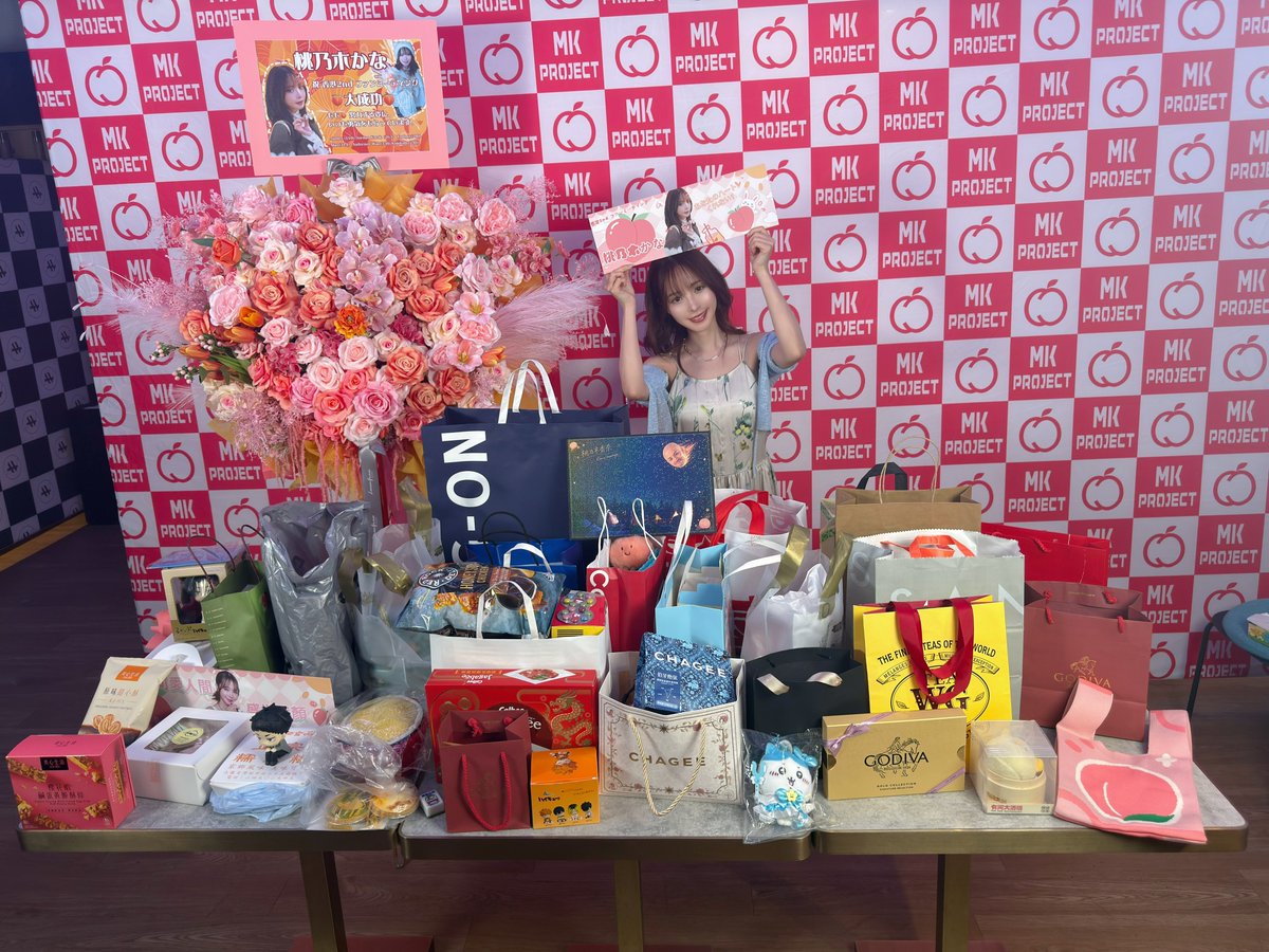 Kana_Momonogi's tweet photo. 香港イベント1日目終了しました🙌
来てくださった皆さんありがとうございました🥳🍑

お久しぶりの方も初めましての方も、
お話できて嬉しかったです✨

お手紙もプレゼントもありがとう！！
ゆっくり開封させていただきます🫶

また明日もイベントよろしくお願いします☺️ https://t.co/X0DN9bUnV5