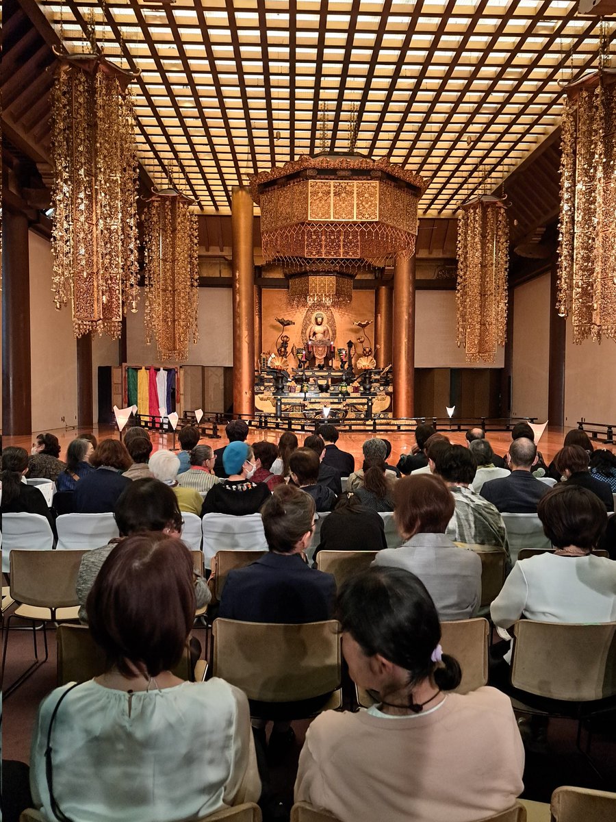 domowako's tweet photo. 本日は増上寺の本堂で行なわれた蝋燭能鑑賞。狂言の「昆布売り」、面白かった。それにしても阿弥陀如来を背景に観る「清経」、なんとも言えない雰囲気でした。 https://t.co/CzlZ6qpqjo