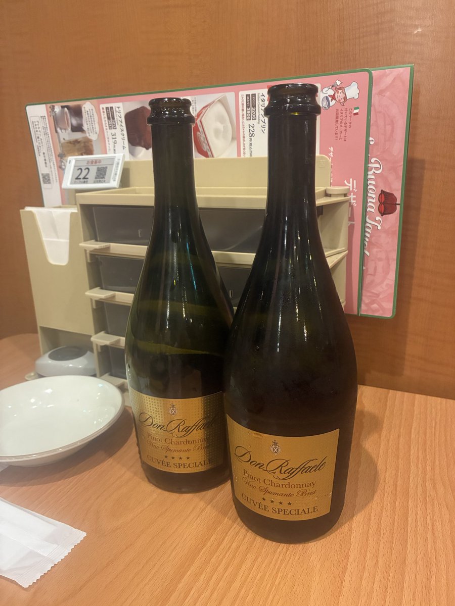 takatora's tweet photo. ボトル2本入れました（サイゼ）。 https://t.co/v3MlPWyBZU