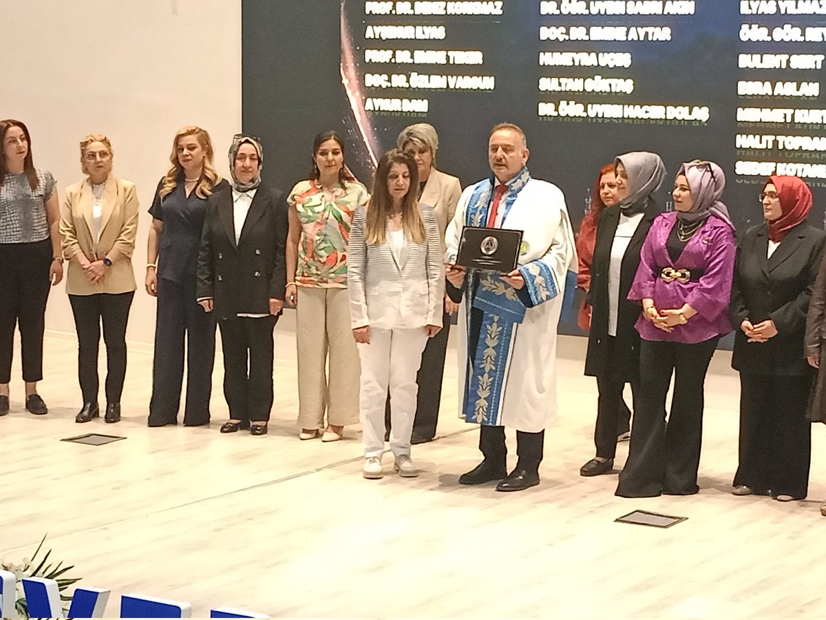 agoktas02's tweet photo. 2026 Harran Üniversitesi Akademik Başarı ve Ödül Töreni’nden birkaç anlamlı kare…       2025 yılında yayımlanan “Dünyanın En Etkili Bilim İnsanları” listelerinde yer almamız dolayısıyla, kıymetli Rektörümüz Prof. Dr. Mehmet Tahir Güllüoğlu tarafından plaketle onurlandırıldı. https://t.co/eCNbYSnexC