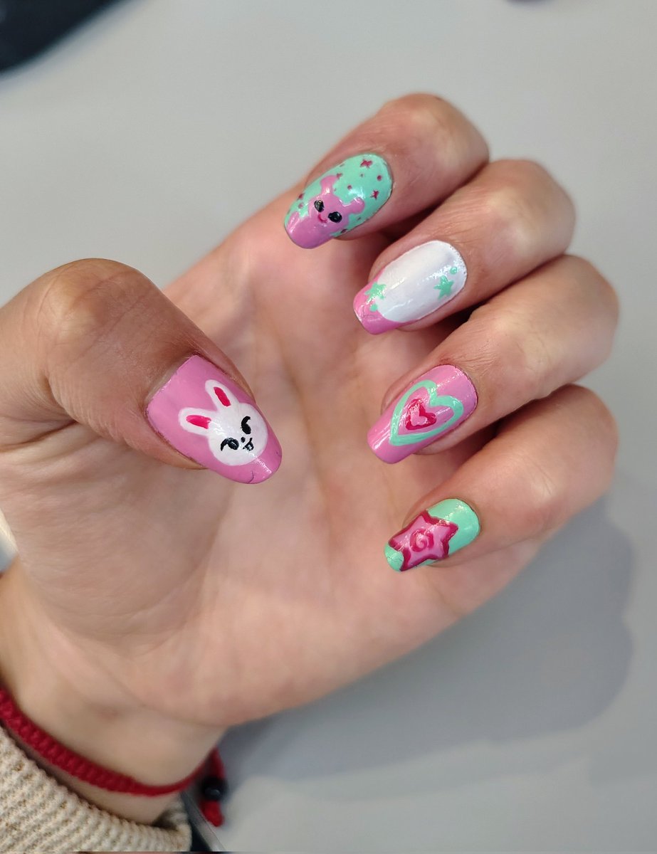 28valecha's tweet photo. Que justo salgan todos los anuncios, teniendo mis uñas misungas es la mejor coincidencia del mundo 🫪 https://t.co/DZMPAk96Fs