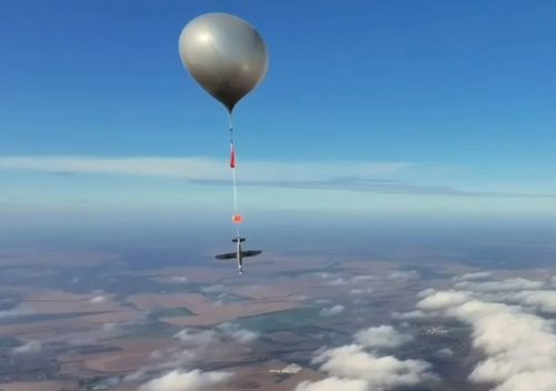 1aeroart's tweet photo. Ukraine employs high-altitude balloons to extend suicide drone strike range. This tactic expands operational reach. Follow-through here can quickly reprice crypto liquidity. 🌍 https://t.co/KImv5iujvF