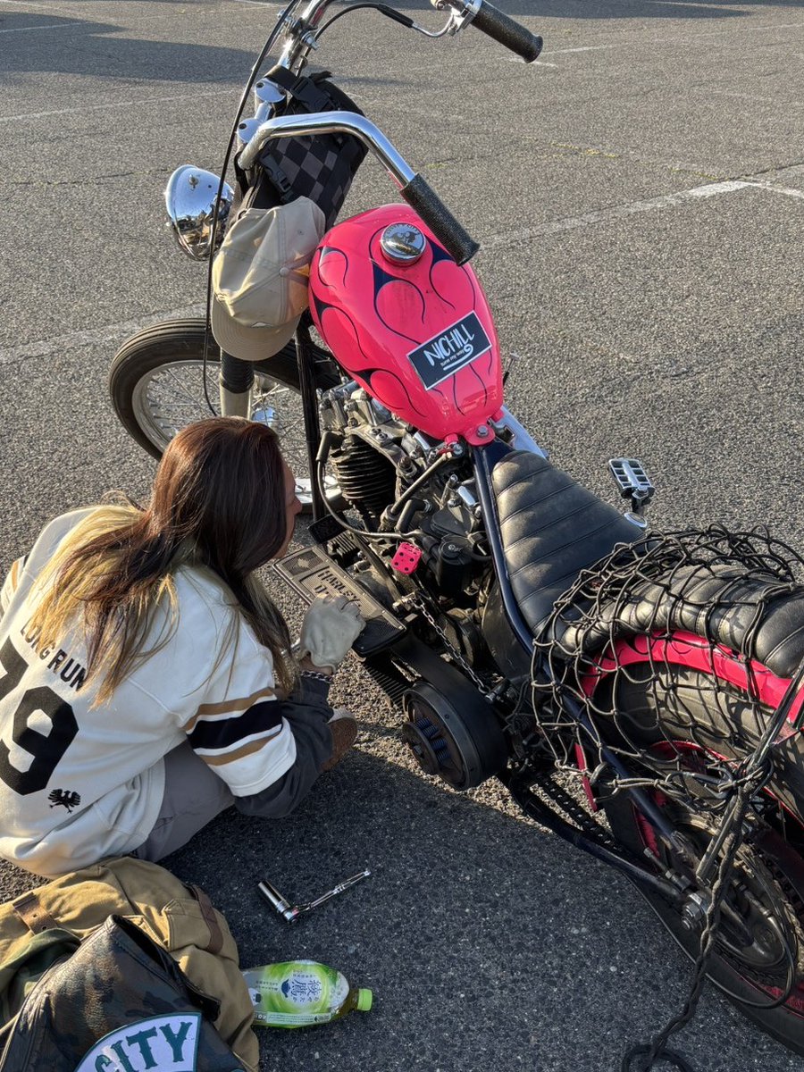 sideonionn's tweet photo. ショベルちゃんのとんでもトラブル
この時はエンジン掛からなくて、プラグ、バッテリー、点火時期いろいろ見ても掛からない
ぼーっと眺めて、なんかキャブ傾いてね？って思ったらインマニが根元からガッツリ脱落
良い意味で荒い設計なもんで、手持ちの工具でもなんとか対応できましたとさ https://t.co/izjb1spd0O