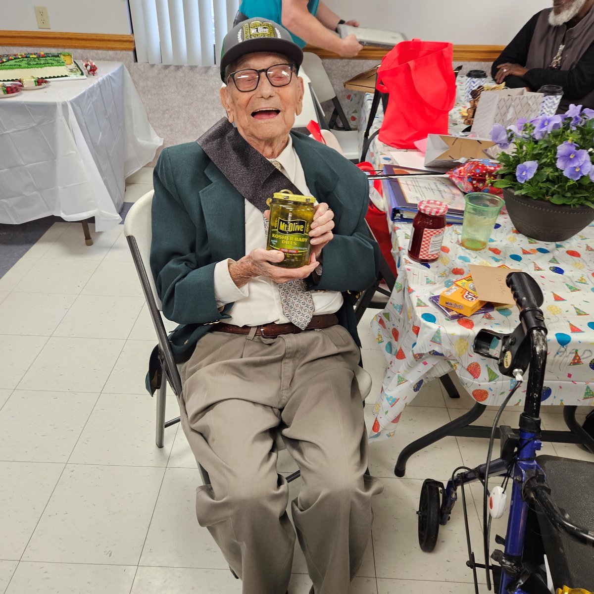 MtOlivePickles's tweet photo. Mt. Olive Pickles isn’t the only one who turned 100 this year! 1926 was a great year!

Mt. Olive fan &amp; honored veteran Ken celebrated his 100th birthday! He has been married 38 years w/ 2 children, 5 grandchildren, &amp; 3 great grandchildren. Join us in wishing Ken a Happy 100th! https://t.co/yqmtzDeOEe