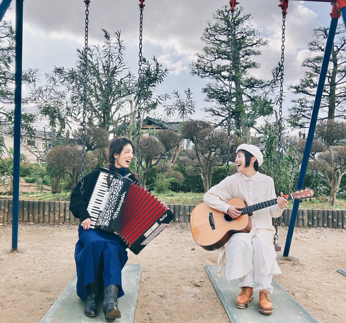 matsunami429's tweet photo. 【出演者紹介②】
Lila(リラ)
vocal サユミ × guitar &amp; chorus みちこ、仲良し同級生によるデュオ。

結成間もないながら、自然に重なり合う音は、まるで会話のようにやさしく、時に芯���感じさせる。

それぞれの活動とはひと味違うライブも魅力だよ！ぜひ聞きにきてね！ https://t.co/mVJzPqxD32