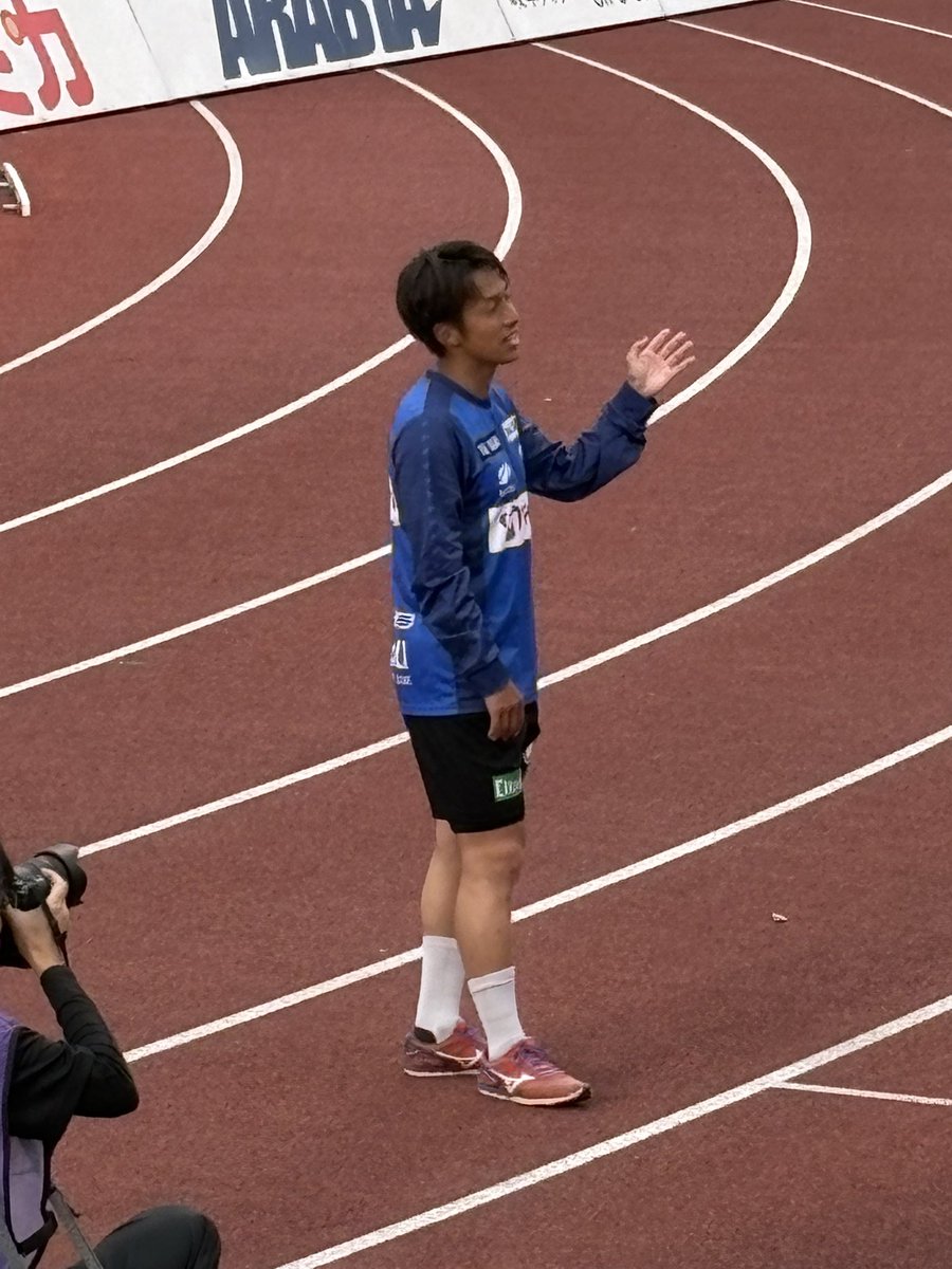 kaihin_st's tweet photo. わざわざ想いを伝えに来てくれてありがとう😭
退団選手のチャント歌うの中々無いよね
#ardija
#FC岐阜
#泉澤仁 https://t.co/VTFKIQXsTj