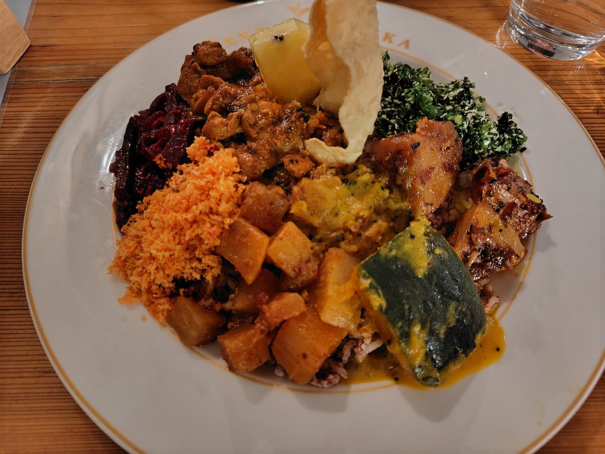 HanekkoP's tweet photo. これもちょっと前ですがバンダラランカさんでカレーランチ食べてきました！
色んな具材が乗ったカレーは混ぜて食べると色んな味がして楽しい！(ただし大根が激辛で私には厳しかった…😂)
デザートはディンブラにバナナやココナッツのケーキ。おかわりでヌワラエリヤもいただけて満足！🍛 https://t.co/wXA6f9NPeP