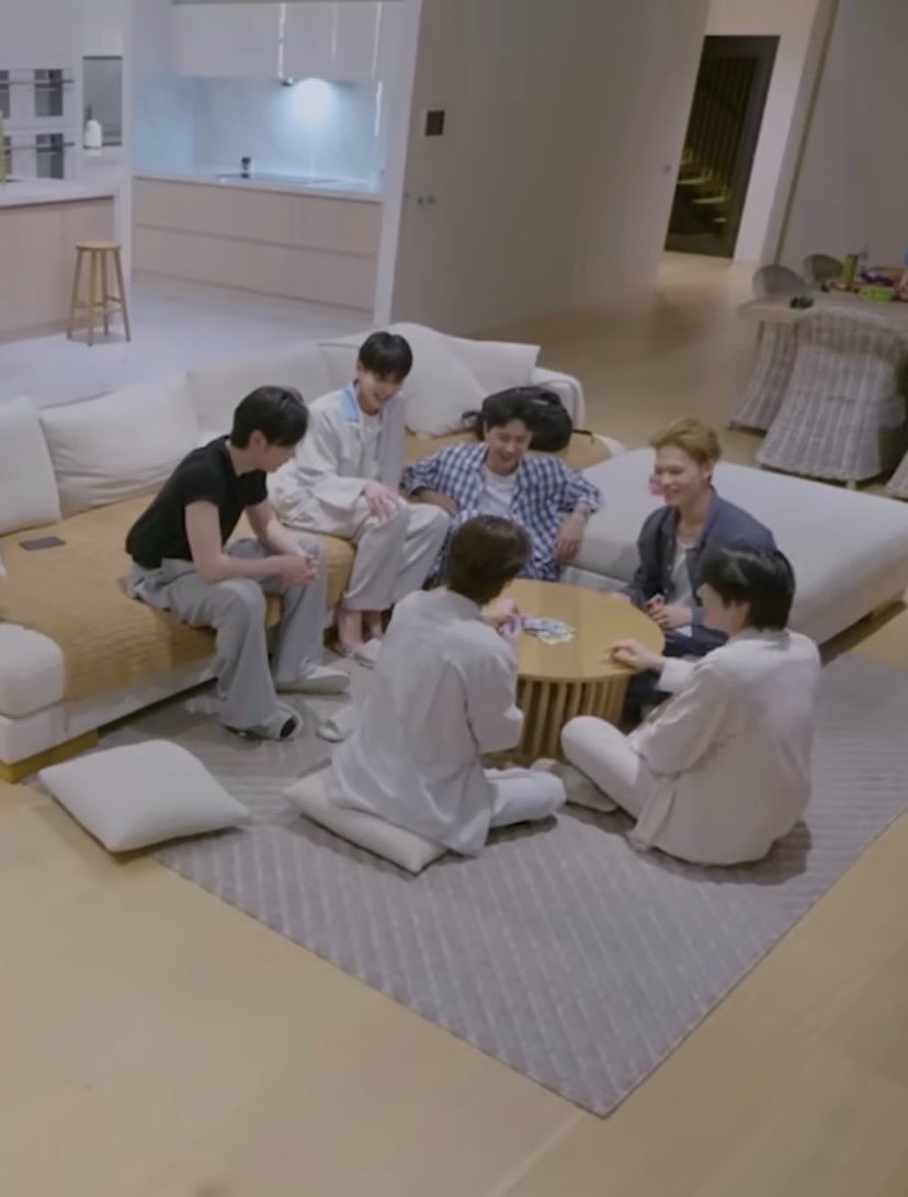 AUSHYPEN's tweet photo. #JUNGWON || Weverse Live 

👤: Do you know what UNO is? 
🐈: We played it there in Australia 
🐈: It was fun!! https://t.co/RQZ22AQjlG