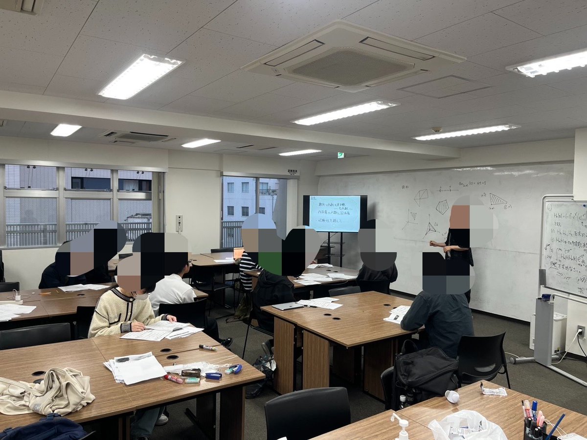 mspacetopos's tweet photo. 本日のトポスでは、

4人のチューターによる、中高生向けの現代数学ミニレクチャーを行いました！

開催にあたって、加藤文元先生からメッセージもいただくなか、おかげさまで大変な盛況となりました。

みなさまありがとうございます。

次回は通常トポスとなり、5/30(土)開室となります。 https://t.co/M4cWjssciB