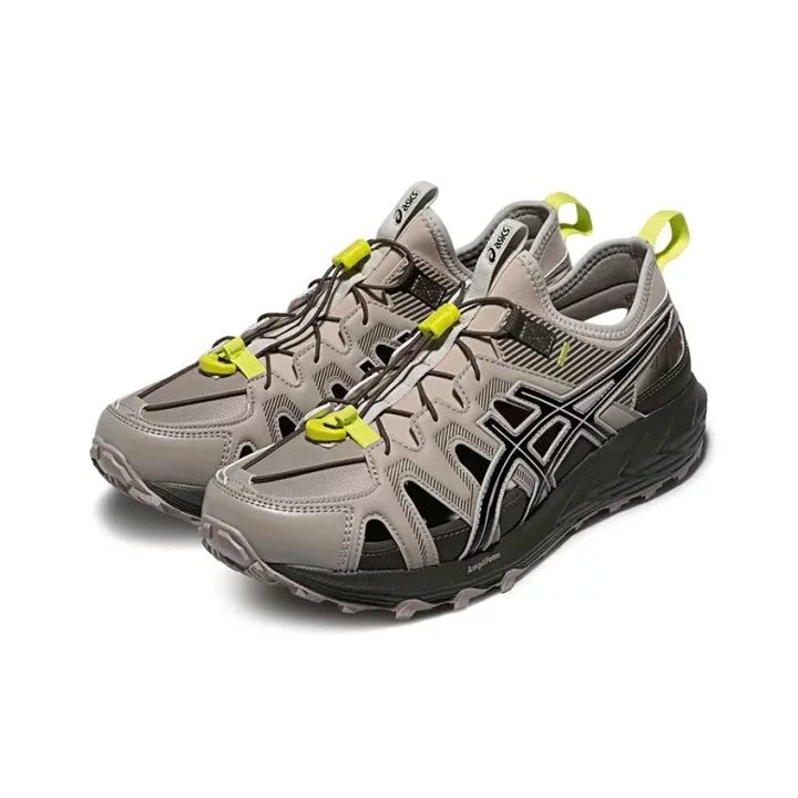 アクセントカラーが目を惹くasicsのスニーカーサンダル、足蒸れやすいこれからの季節にピッタリだ。