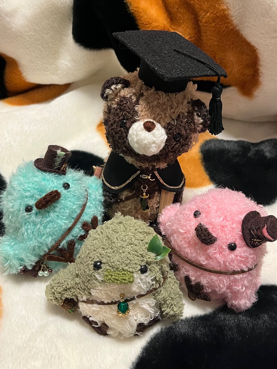 mol69_hato's tweet photo. デザフェスでGLOOM様(@mutti0320)のタヌキ博士をお迎えしました！
一緒にお迎えに行った鳥さんたちと写真撮っていたら、ペンギン博士が出て来て観察していました https://t.co/FHmApSur8i
