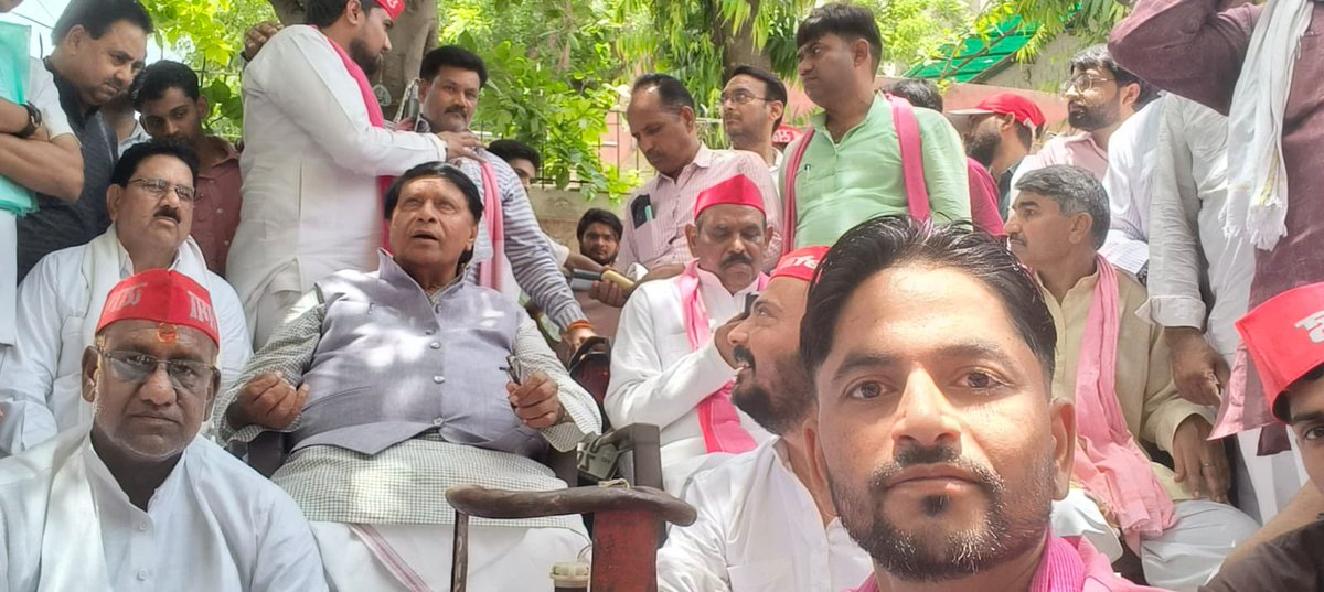 samajwadiparty's tweet photo. समाजवादी पार्टी, उत्तर प्रदेश
19, विक्रमादित्य मार्ग, लखनऊ 
    प्रकाशन/प्रसारण हेतु-    दिनांकः23.05.2026
    समाजवादी पार्टी के राष्ट्रीय अध्यक्ष एवं पूर्व मुख्यमंत्री श्री अखिलेश यादव के निर्देश पर बढ़ती मंहगाई, पेट्रोल-डीजल-गैस सिलेंडर के अभाव, बेरोजगारी, नीट पेपर लीक, शिक्षकों वकीलों पर लाठीचार्ज बढ़ते भ्रश्टाचार के खिलाफ समाजवादी पार्टी द्वारा जिलों-जिलों में महामहिम राश्ट्रपति महोदया को सम्बोधित ज्ञापन सौंपकर तत्काल कार्रवाई की मांग की गई है। 
    मुरादाबाद जिला एवं महानगर समाजवादी पार्टी के संयुक्त तत्वावधान में समाजवादी पार्टी कार्यालय से एकत्र होकर कचहरी को रैली की शक्ल में कूचकर कचहरी पर जोरदार प्रदर्शन कर राष्ट्रपति को सम्बोधित ज्ञापन जिलाधिकारी महोदय को प्रेषित किया। इस अवसर पर जयवीर सिंह यादव जिलाध्यक्ष सपा मुरादाबाद, कमाल अख्तर विधायक कांठ, हाजी सलाहउद्दीन मंसूरी राष्ट्रीय अध्यक्ष ऑल इण्डिया पसमांदा समाज, हाजी मोहम्मद रिजवान पूर्व विधायक, मो उबैस उर्फ कल्लन सपा नेता फुरफान अली जिला महासचिव और बड़ी तादाद में लोग उपस्थित रहे।
    समाजवादी पार्टी बिल्हौर द्वारा इस ज्ञापन के माध्यम से सरकार का ध्यान देश में व्याप्त चौतरफा महंगाई की ओर आकर्षित करते हुए कहा गया है कि वर्तमान में पेट्रोलियम पदार्थों और सोना-चांदी की कीमतों में हुई अत्यधिक वृद्धि ने समाज के हर वर्ग को आर्थिक रूप से संकट में डाल दिया है। 
    ज्ञापन में मांग की गई है कि पेट्रोल और डीजल पर लगने वाले वैट उत्पाद शुल्क में कटौती कर जनता को तुरंत राहत दी जाए। रसोई गैस पर सब्सिडी की व्यवस्था को पुनः प्रभावी बनाया जाए। सोना और चांदी पर आयात शुल्क को तर्कसंगत बनाया जाए ताकि कीमतें सामान्य स्तर पर आ सकें। महंगाई को नियंत्रित करने के लिए सरकार ठोस और दीर्घकालिक नीति अपनाए। हाल ही में हुई नीट पेपर लीक की घटनाओं की सीबीआई या न्यायिक आयोग से निष्पक्ष जांच कराई जाए। पेपर लीक में शामिल सभी दोषियों, चाहे वे किसी भी पद पर हों, पर कठोर कानूनी कार्रवाई की जाए।
    इस मौके पर श्याम सुंदर यादव, शैलेंद्र यादव, हुसैन जाफरी, विकास कटिहार, राकेश यादव, जीतू यादव, कुलदीप यादव, नवीन यादव, प्रदीप सविता, वीरेंद्र कमल, मनीष कमल, राधेश्याम कमल जीतू, सर्वेश कमल, कार्तिकेय शुक्ला, डॉ सतेंद्र यादव, भारत सिंह यादव, अर्चना रावल, शिवम् त्रिवेदी, पप्पू यादव सोनू, अनुरुद्ध कोरी, अरविन्द कमल आदि मौजूद रहे।
    आगरा में समाजवादी पार्टी द्वारा जिला कलेक्ट्रेट पर विशाल धरना-प्रदर्शन के बाद ज्ञापन कार्यक्रम आयोजित दिया गया। कार्यक्रम का नेतृत्व समाजवादी पार्टी के जिलाध्यक्ष श्री ऊदल सिंह कुशवाहा ने किया। 
    इस दौरान समाजवादी पार्टी के कार्यकर्ताओं एवं नेताओं ने बैलगाड़ियां, खाली गैस सिलेंडर तथा सब्जियों की मालाएं लेकर सड़कों पर जोरदार प्रदर्शन किया और भाजपा सरकार के खिलाफ जमकर नारेबाजी की। धरना-प्रदर्शन से पहले ही समाजवादी पार्टी के राष्ट्रीय महासचिव रामजीलाल सुमन को लगभग रात 11ः00 बजे भारी पुलिस बल के साथ उनके निवास पर नजरबंद कर दिया गया। 
    महानगर अध्यक्ष शब्बीर अब्बास को भी पुलिस प्रशासन ने भारी पुलिस फोर्स के साथ उनके पेट्रोल पंप पर ही हाउस अरेस्ट कर लिया। इसके बावजूद बड़ी संख्या में समाजवादी कार्यकर्ता बैलगाड़ी एवं खाली सिलेंडर लेकर उनके आवास पर पहुंचे और महंगाई के खिलाफ जोरदार विरोध दर्ज कराया।
    जिलाध्यक्ष श्री उदल सिंह कुशवाहा ने बताया कि प्रशासन द्वारा समाजवादी पार्टी के कार्यकर्ताओं को सुभाष पार्क पर इकट्ठा नहीं होने दिया गया। पुलिस प्रशासन ने जगह-जगह बैरिकेडिंग कर कार्यकर्ताओं को रोकने का प्रयास किया, लेकिन इसके बावजूद समाजवादी कार्यकर्ता विभिन्न स्थानों से पहुंचकर प्रदर्शन में शामिल हुए और महंगाई के खिलाफ अपनी आवाज बुलंद की। इसके बाद जिलाध्यक्ष उदल सिंह कुशवाहा अपने सैकड़ों समर्थकों के साथ कलेक्ट्रेट पहुंचे और सिटी मजिस्ट्रेट को राष्ट्रपति के नाम ज्ञापन सौंपा।
    सांसद रामजीलाल सुमन जी ने कहा कि आज देश की जनता महंगाई से कराह रही है। गरीब और मध्यम वर्गीय परिवारों के लिए घर चलाना मुश्किल हो गया है। सब्जियों के दाम आसमान छू रहे हैं और आम आदमी के पास आवश्यक सामान खरीदने तक के पैसे नहीं बचे हैं। भाजपा सरकार जनता की समस्याओं को नजरअंदाज कर केवल प्रचार करने में लगी हुई है।
  
https://t.co/Pc252TuguL