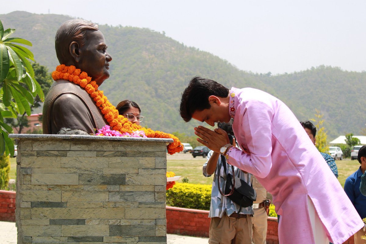 Dr Kumar Vishvas tweet media