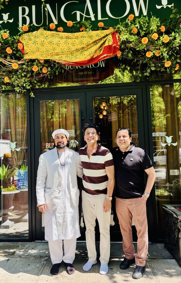 sufimusafir's tweet photo. 786.
The number that holds Bismillah ir-Rahman ir-Rahim. On Bungalow's 786th day in New York🇺🇸 without planning, without knowing a blessed chadar from Ajmer Sharif🇮🇳 arrived at its doorstep. @TheVikasKhanna Some moments cannot be planned. Some blessings cannot be explained. As we always say “Knowing without knowing is the best of knowing and that Knowing comes to our heart from the DIVINE”.
#Bungalow786 #AjmerSharif #India #VikasKhanna #NewYork
