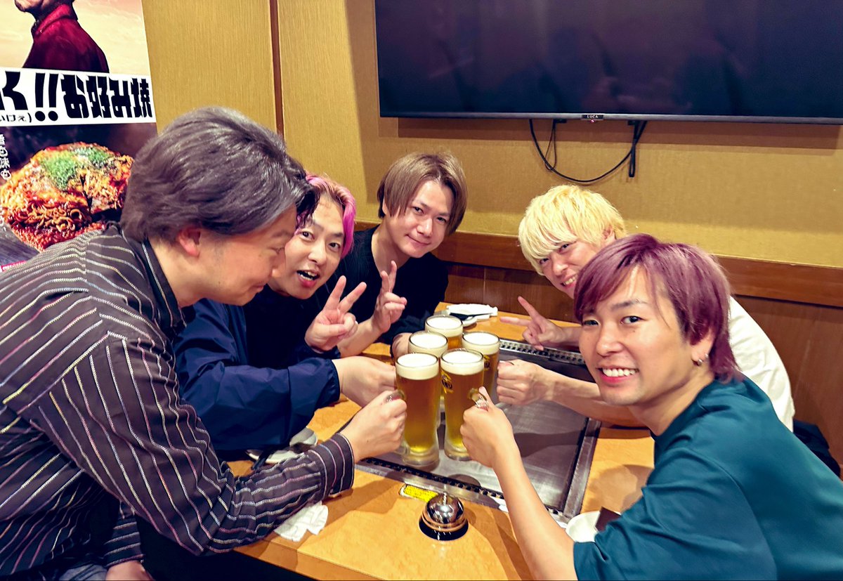 OOSEDOCHISHIMA's tweet photo. 大瀬戸千嶋カラフルライブvol.2 
BLUE LIVE 広島、最高でした！
報告はまたさせていただきます✨

今夜はゲストで来てくれた
sourcesとスタッフと乾杯いたします
のっつ、隼人、綾太郎ありがとう！

沢山の拍手に声援
ありがとうございました♪

#ソーシズ
#大瀬戸千嶋 https://t.co/Hp8zqiBZDG