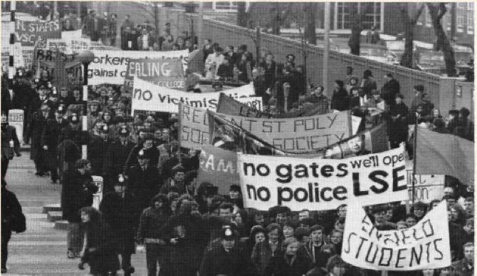 Workers_History's tweet photo. ۲۳ مه ۱۹۶۶، والتر آدامز به عنوان رئیس دانشگاه مدرسه اقتصاد لندن انتخاب شد. معروف بودن او به اِعمال سیاست‌های نژاد پرستانه، باعث گشت که انتصاب او مجموعه ای از اعتراضات دانشجویان را در ماه های آتی موجب شود. https://t.co/NFoJv2yapr