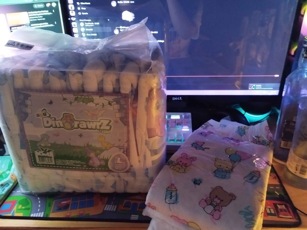 KettleDraws's tweet photo. Ahh nothing like a fresh pack of pamps and some new gear... https://t.co/zlKkiZtAws