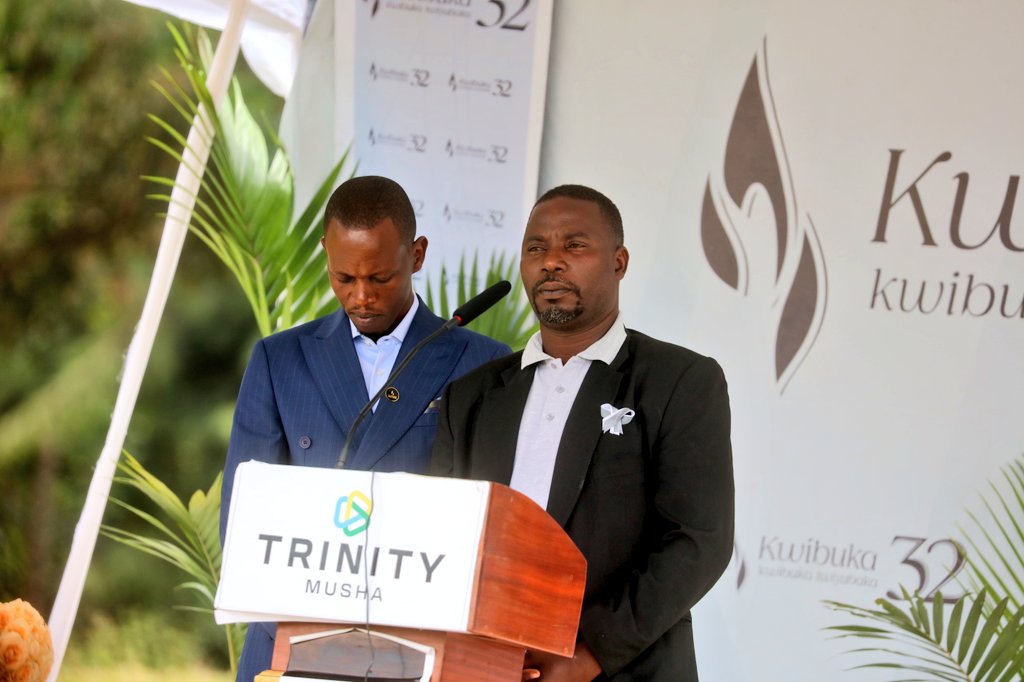 RwamaganaDistr's tweet photo. Nizeyimana Emmanuel warokowe n'Ingabo za RPA/Inkotanyi, yashimiye Nyakubahwa Paul Kagame wari uziyoboye. Nyuma yo kuvurwa ihungabana yamaranye igihe, yagiye mu bucukuzi bw'amabuye ashakisha imibiri y'abo mu muryango we bishwe muri jenoside, abona imibiri ya bamwe barashyingurwa. https://t.co/80xE3HXSfX