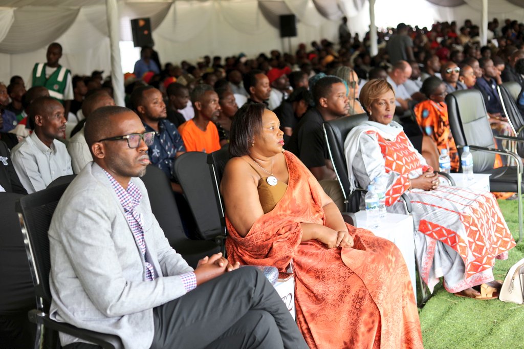 RwamaganaDistr's tweet photo. Nizeyimana Emmanuel warokowe n'Ingabo za RPA/Inkotanyi, yashimiye Nyakubahwa Paul Kagame wari uziyoboye. Nyuma yo kuvurwa ihungabana yamaranye igihe, yagiye mu bucukuzi bw'amabuye ashakisha imibiri y'abo mu muryango we bishwe muri jenoside, abona imibiri ya bamwe barashyingurwa. https://t.co/80xE3HXSfX