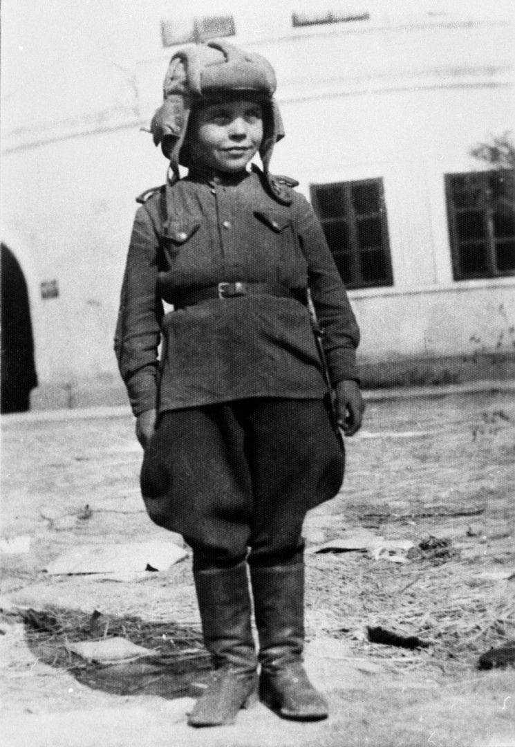yORNjKzE9aarGLY's tweet photo. Май 1944 года. Сын полка https://t.co/sz7kfhRYi1