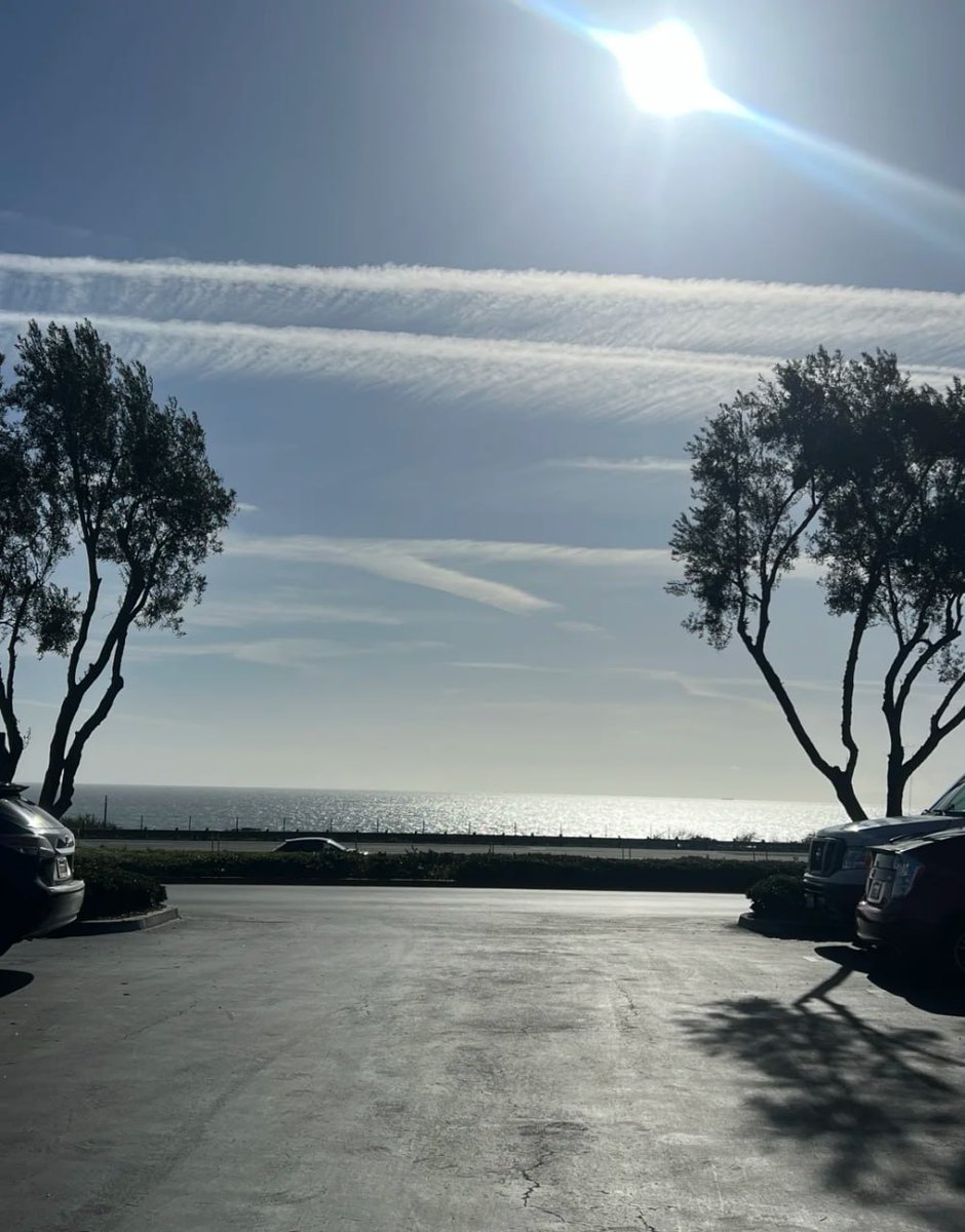 MZAFBK's tweet photo. It's really comfortable to blow the sea breeze and eat brunch,  although it's not completely on the beach, but you can still see the sea from a distance, after all, the sea is so big https://t.co/VI7qjBbYkF
