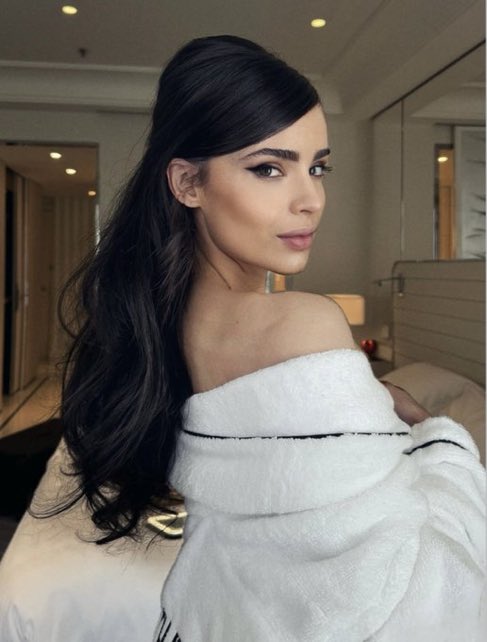trishcgalitzine's tweet photo. Always mesmerized by her beauty. https://t.co/bpieOECjfO