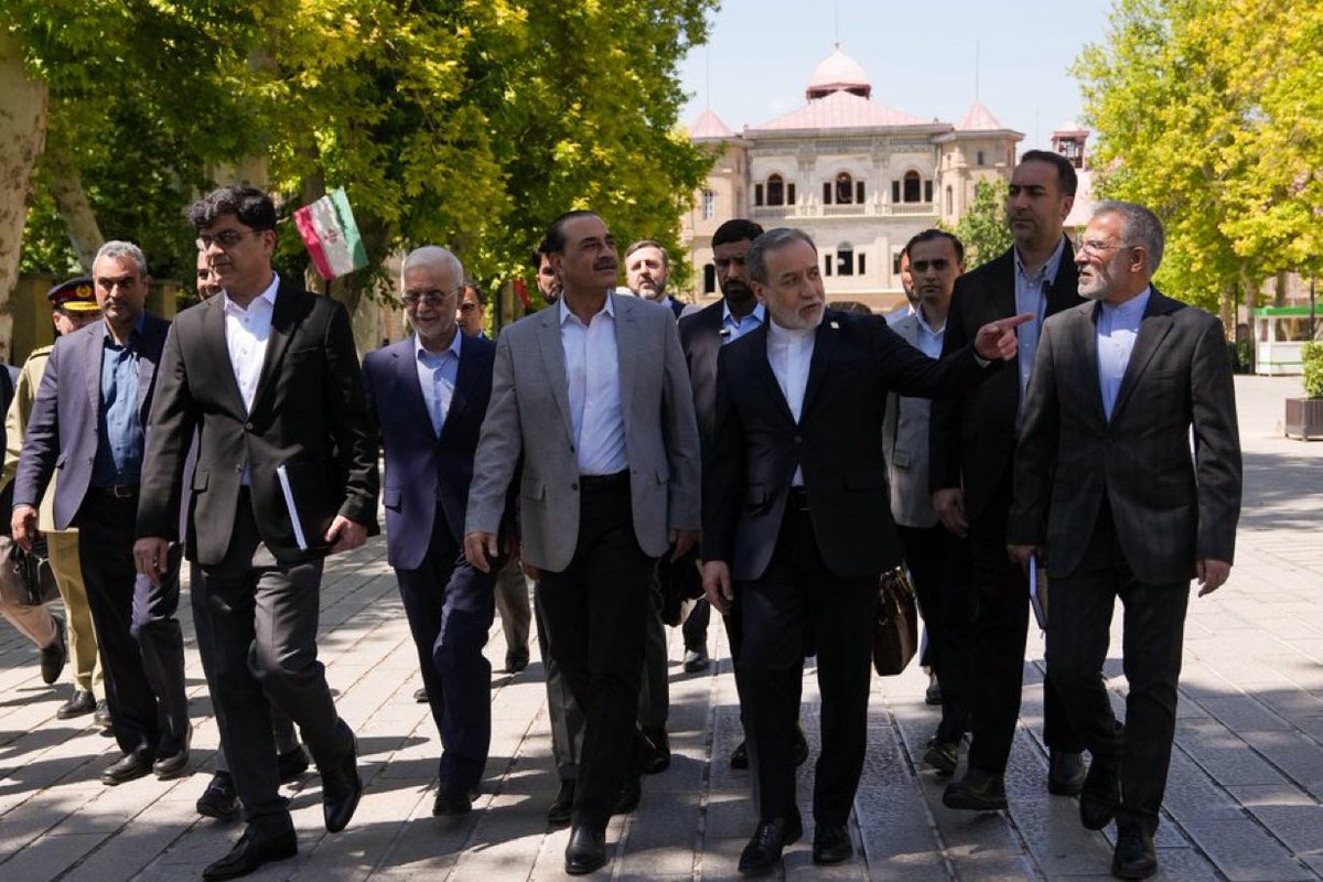 umeriftikharpk's tweet photo. Pakistan’s Army Chief, Asim Munir, met Iran’s Foreign Minister Abbas Araghchi during his visit to Iran. https://t.co/2hlBhTfrNP