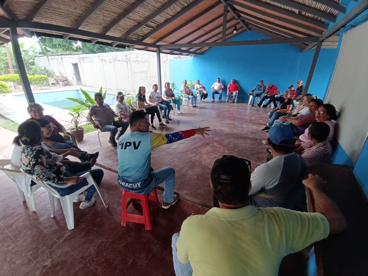 ajcaleca's tweet photo. Las fotos que se toma la gente del MPV... y así en todo el país: cada día, sin descanso, oyendo y hablando con los ciudadanos, porque esta lucha es de todos. ¡Venezuela merece más! https://t.co/OX55OrEF0i
