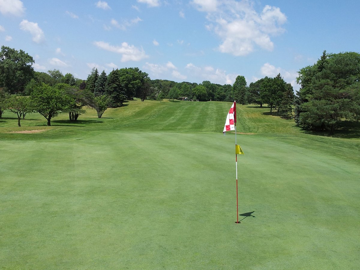 Golfaid's tweet photo. For nearly 100 years, Silver Lake Country Club has been part of the fabric of Chicagoland golf. Introducing generations of golfers to the game in Orland Park, Silver Lake remains one of Illinois’ most historic public golf facilities. https://t.co/CdUf4jsTvF https://t.co/0kiqK2W5Mf