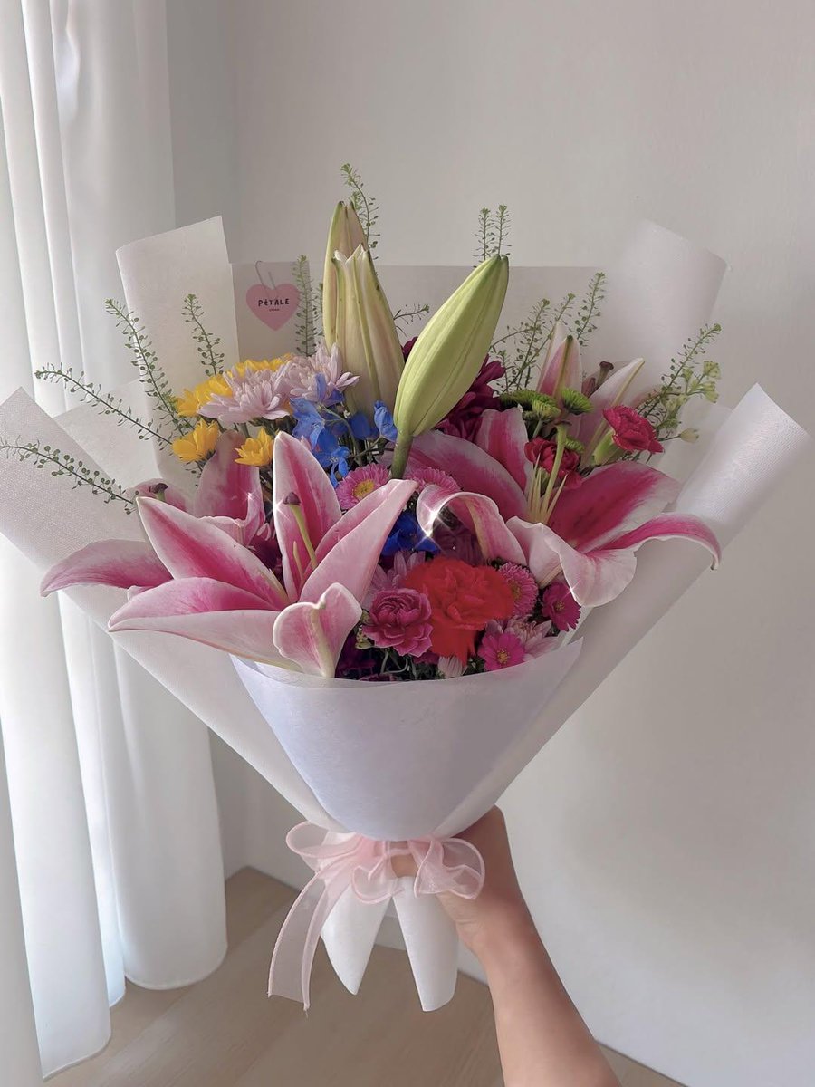 PetaleStudio's tweet photo. A colourful large thumbelily bouquet specially crafted to celebrate our doctor graduate bestie 🩷 https://t.co/E5CxrXVRxl