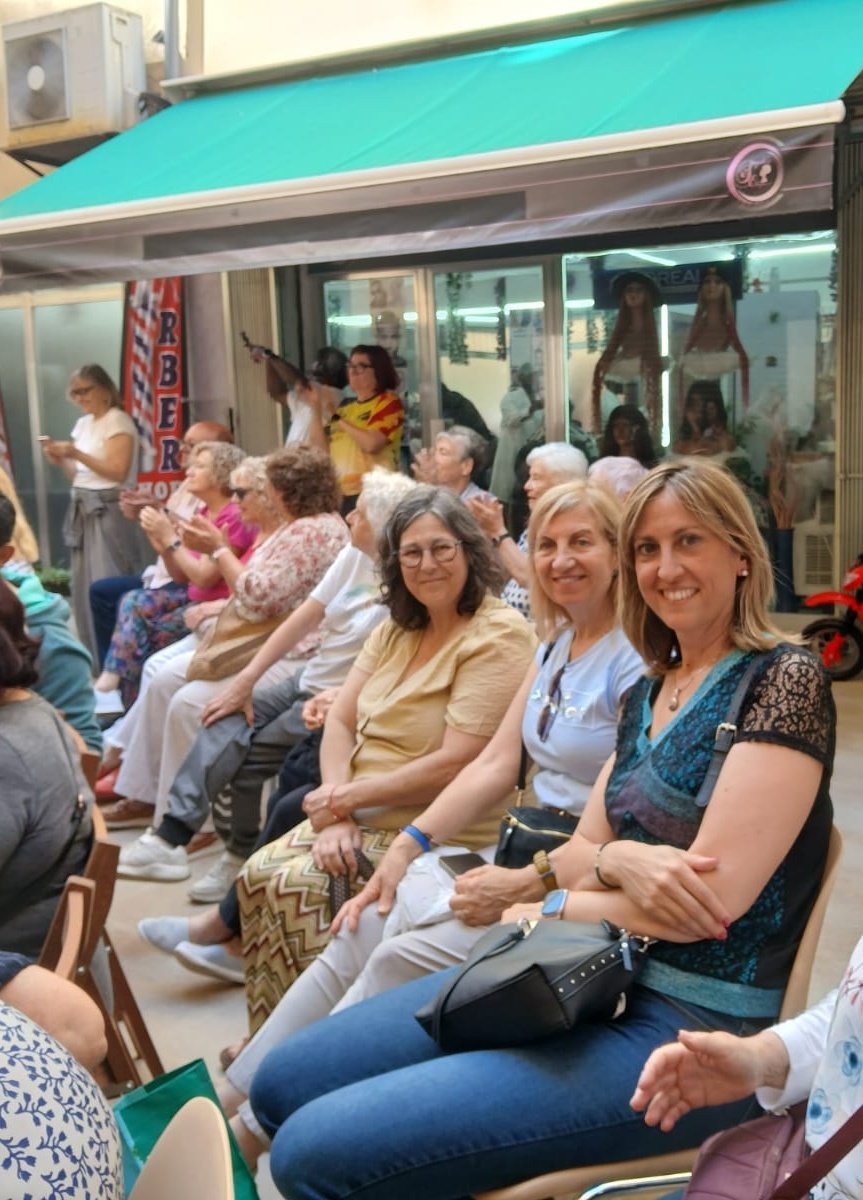 esquerra_Salt's tweet photo. 🥻Quin goig de matí!  
Des de l’equip d’ @esquerra_Salt hem gaudit de la 3a edició de la Desfilada de Roba i Pentinats de l'Espai amb cor de Càritas Salt
🤲🏼Una iniciativa que combina creativitat, sostenibilitat i empoderament. https://t.co/qtiQM9m50p