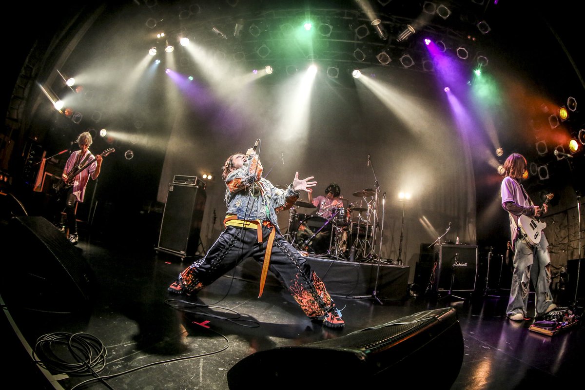 HangermanNgaNga's tweet photo. R-1飲んで強さひきだすライブができた気がする我が為ミケです。

MASKED2026 Day2楽しんでくれた皆ありがとう！

生きてる！って心から感じたライブだった。

一緒に我が為やってくれたmag.、珀さん、ヨハたんも心からありがとう。

今年MASKED初参加の我が為ですが
撮影から今日のライブまですこぶる楽しませてもらいました。

呼んでもらった意味を自分なりに理解して向き合った。

イベント側の期待に応えられたかどうかはわからないけど確かにある充実感は向き合えた結果なのかなと。

そしてそれぞれのアーティストやスタッフが
それぞれ自分なりに立ち向かってる様には大きな力をもらったし勇気をもらった。

きっとそれは参加してくれた皆も感じたと思う。

和気藹々としててバチバチしててワクワクしてドキドキする

MASKEDはそんな素敵なイベントでした。

また開催されることがあるとして
また出させてもらえるなら
今日以上のものを感じに、掴みにいきたいと思います。

改めて心からありがとうございました。

あとね、今回珀さんに久々に弾いてもらって一緒にステージ立って
さすがだなって(めちゃくちゃ良い意味で)思った。そういう風に感じた自分に嬉しくなった。

俺はこの人とバンド組んで一緒にライブしてたんだなって。

もちろんそれはmag.にも感じるけどmag.は我が為でいつも弾いてもらってるから今日は一旦置いておかせて。

映像も撮ってもらったから明日お裾分けアップします。

#MASKED2026